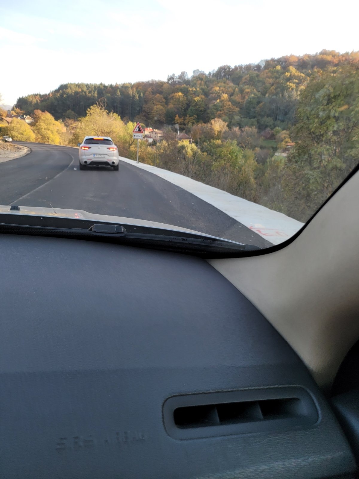 Десетки километри от републиканската пътна мрежа стоят месеци наред необезопасени